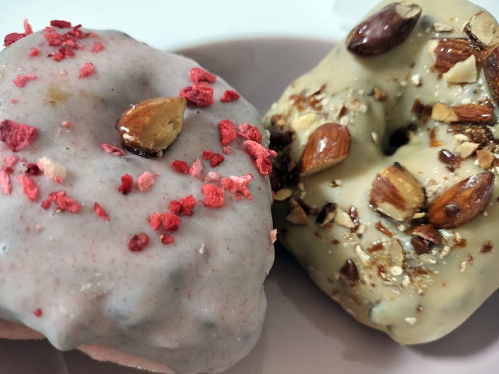 キャラメルナッツドーナツのアップ画像。ナッツがぎっしり乗っています。