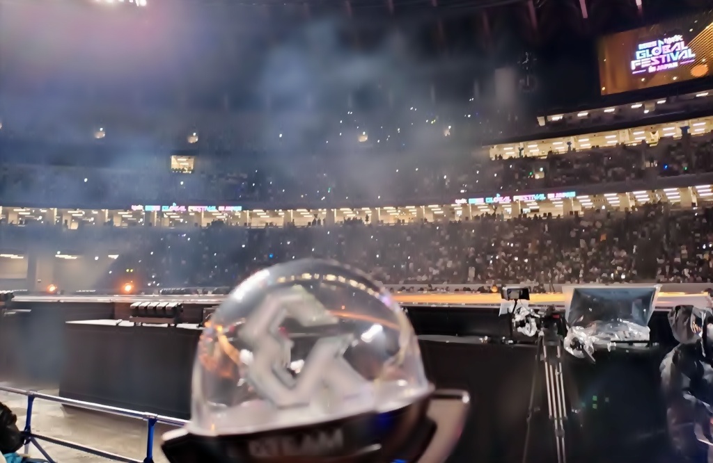 国立競技場のステージを背景に輝く&TEAMの公式ペンライト