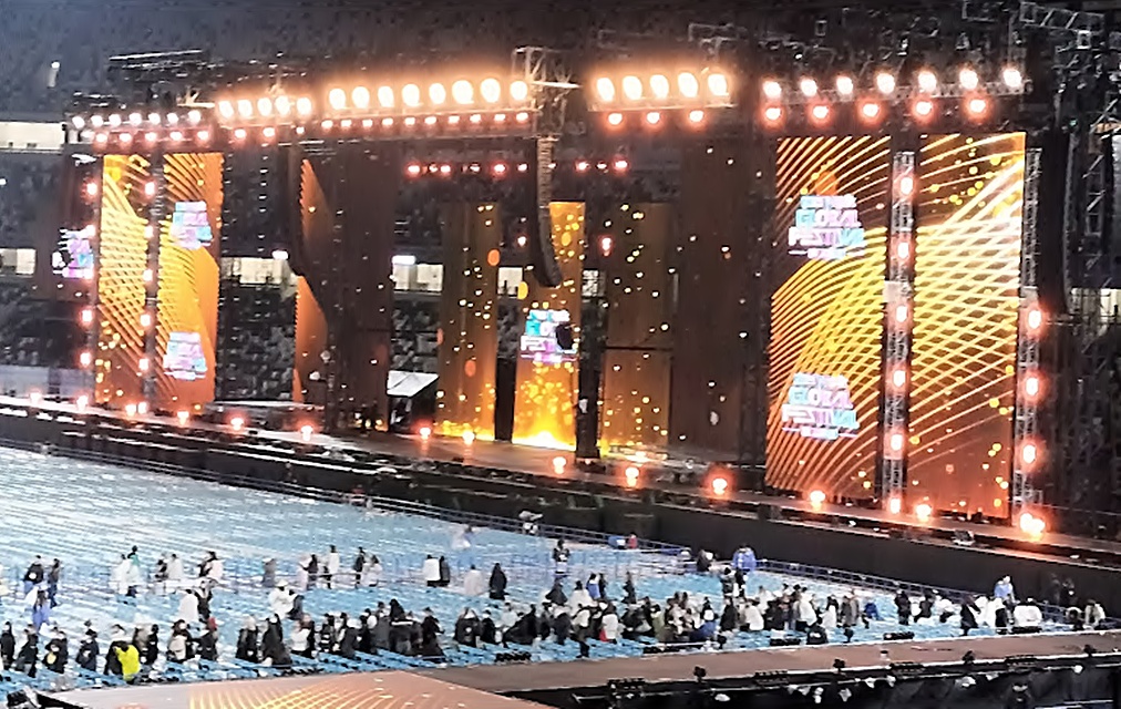 MusicBank終了後の様子。黄金色に輝く照明と巨大スクリーンに映し出されるロゴ