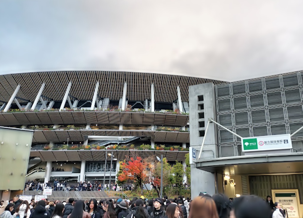 MUSIC BANK GLOBAL FESTIVAL 2024が開催された国立競技場の外観と入場ゲートの混雑の様子