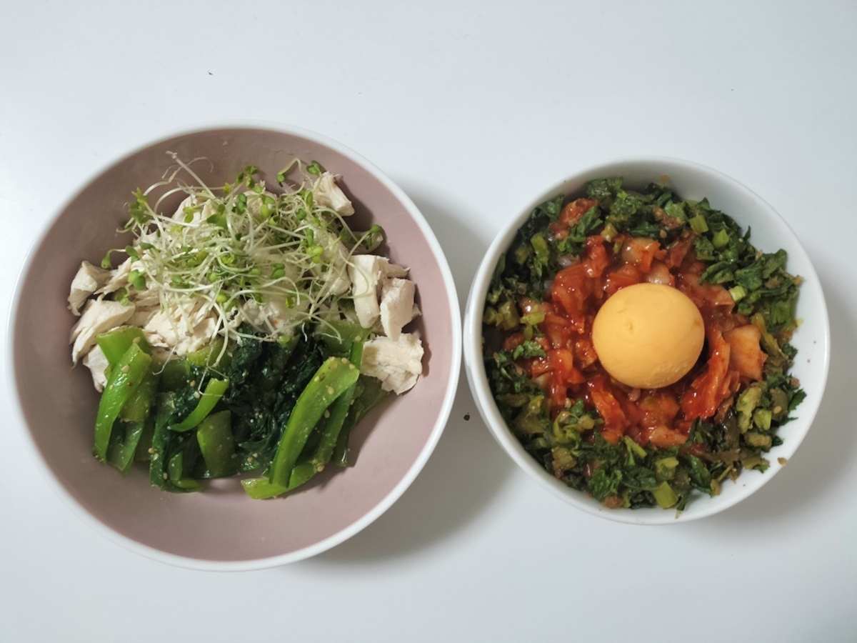むくみが取れた翌朝のご褒美。黄金の卵黄をのせたキムチご飯定食。