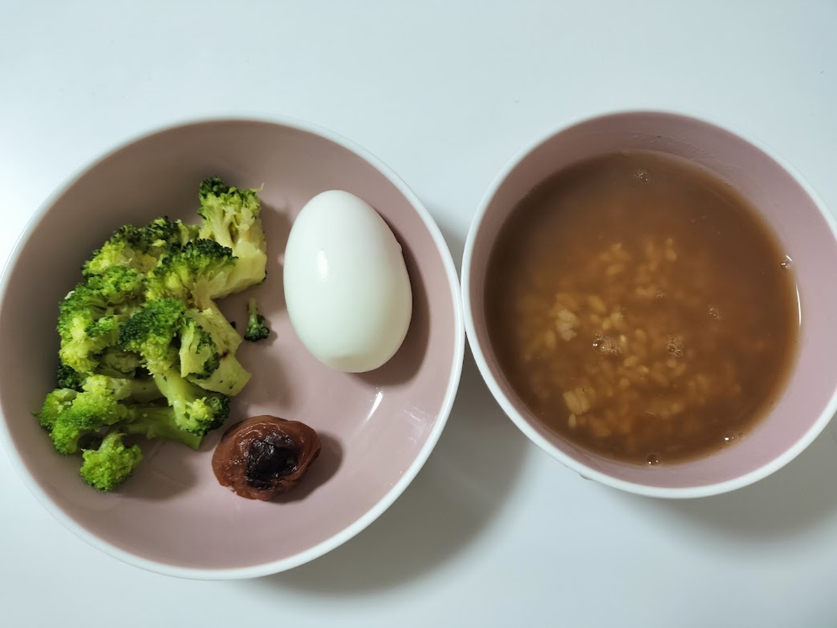 炊飯器で作ったほうじ茶粥と、焼き梅干し、ブロッコリーのブランチ。