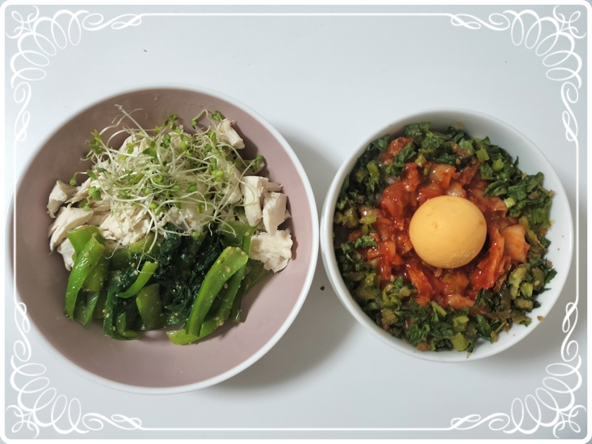 4毒抜きダイエット2日目のブランチ。黄金の黄身のせキムチご飯と鶏むね肉のセット。