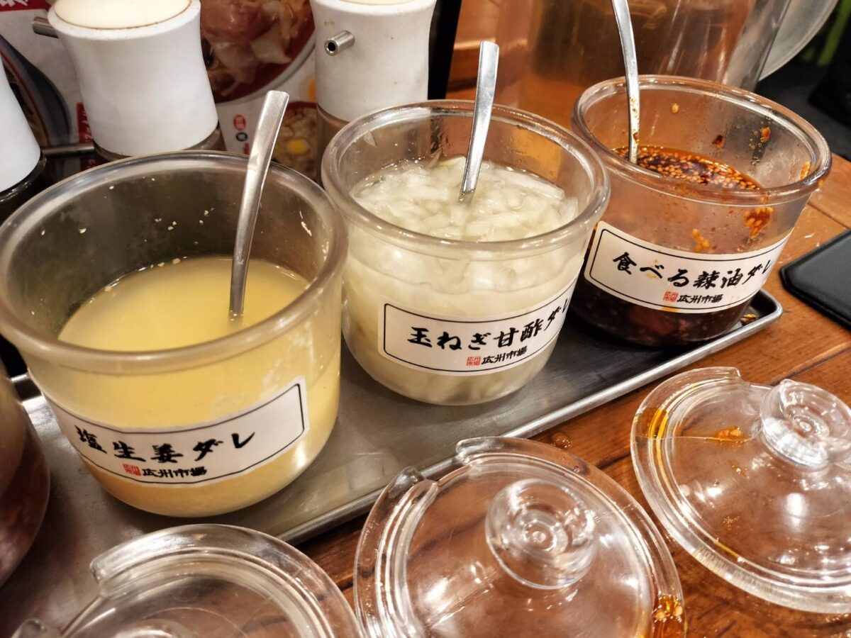 広州市場の名物、卓上の味変用タレ。左から塩生姜ダレ、玉ねぎ甘酢ダレ（酢玉ねぎ）、食べるラー油ダレ。