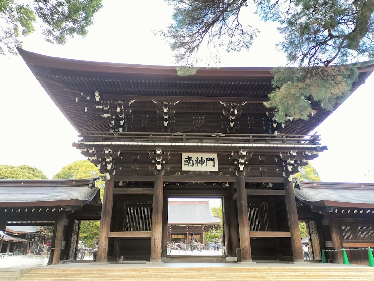 明治神宮の荘厳な南神門