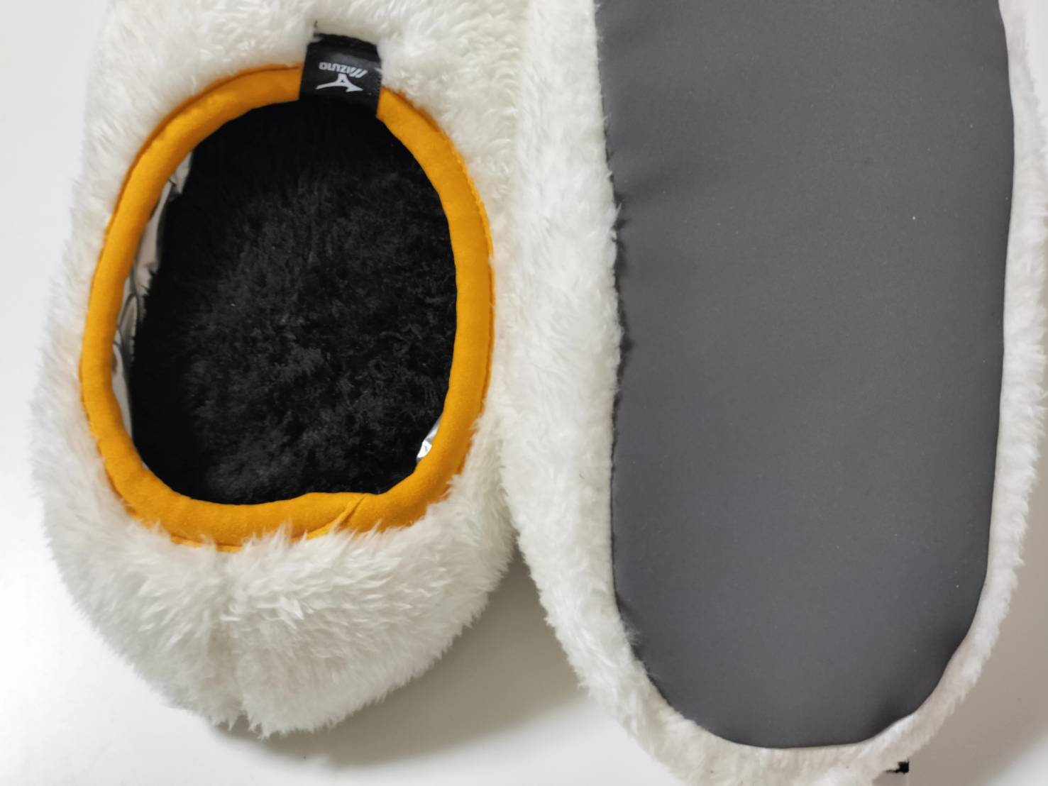 ルームシューズの底面。フローリングでも音がしにくい柔らかいグレーの布素材。