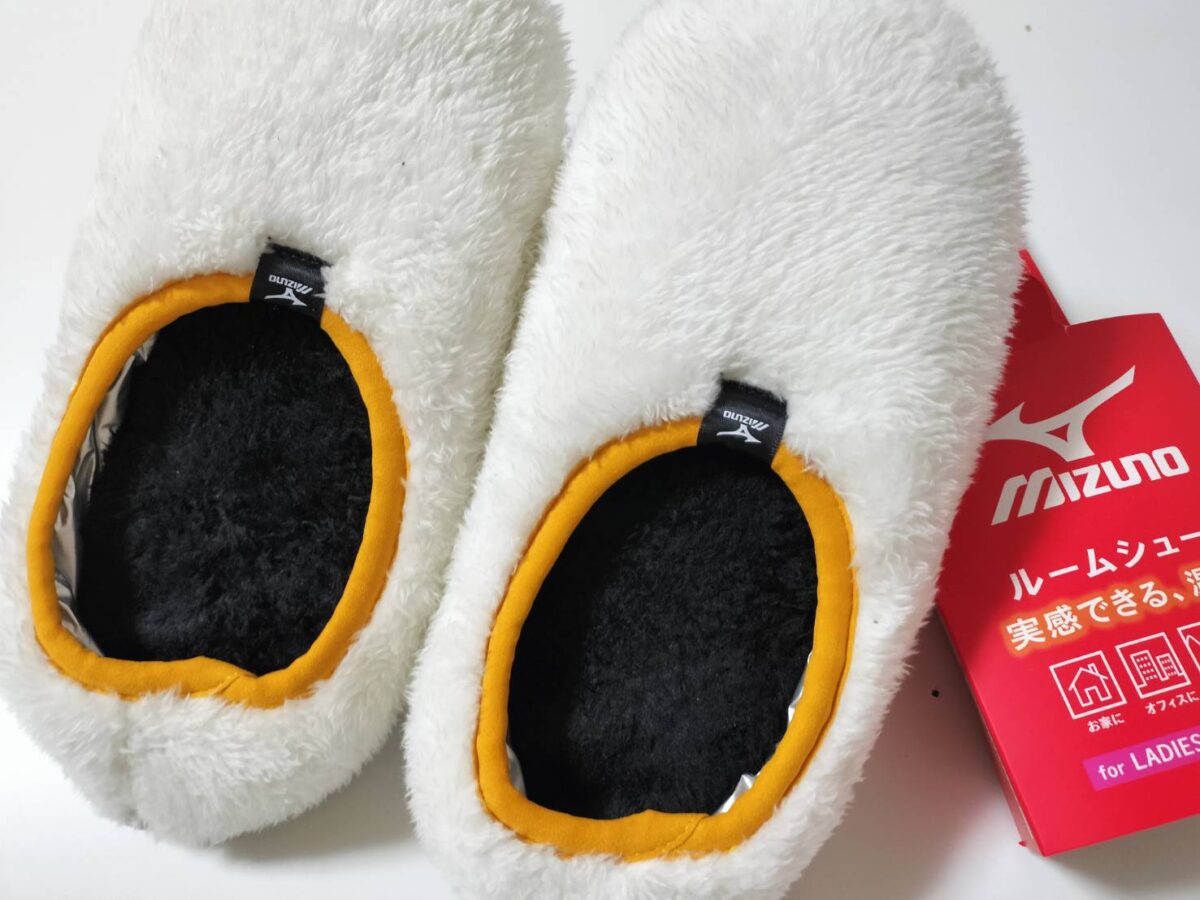 MIZUNO（ミズノ）の白いボア素材のルームシューズ。ふかふかの見た目とタグがついている状態。