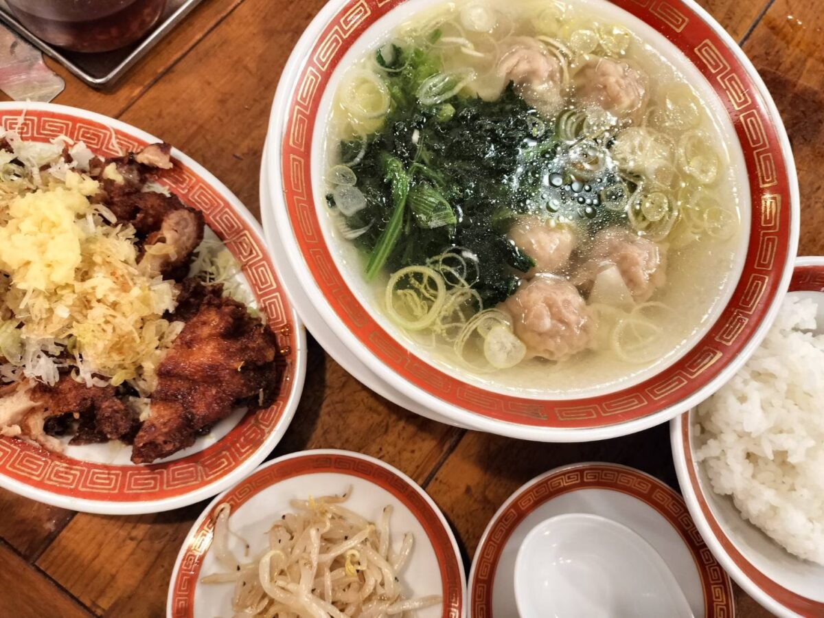 中目黒「広州市場」のワンタン麺と油淋鶏の定食セット。ライス少なめで煮卵トッピングを追加したボリューム満点のランチ。