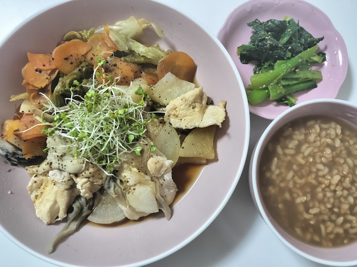 圧力炊飯器で作った鶏むね肉と野菜の重ね蒸し。スプラウトとジンジャーパウダー添え。