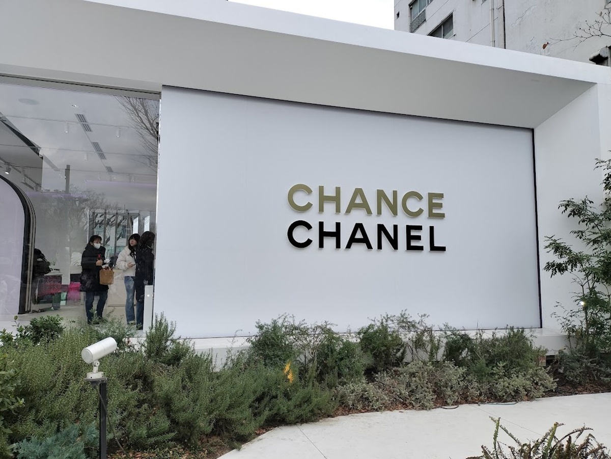 表参道ChanelのPOPUPイベント会場クロッシングパークの外観ロゴ写真