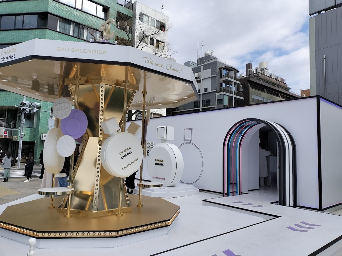 表参道クロッシングパークにて開催中　Chanel pop up 会場にあるメリーゴーランド風オブジェ