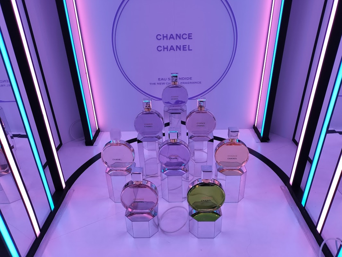 表参道で開催されているシャネルのポップアップイベント会場内でのChanel香水を的に見立てた輪投げイベント