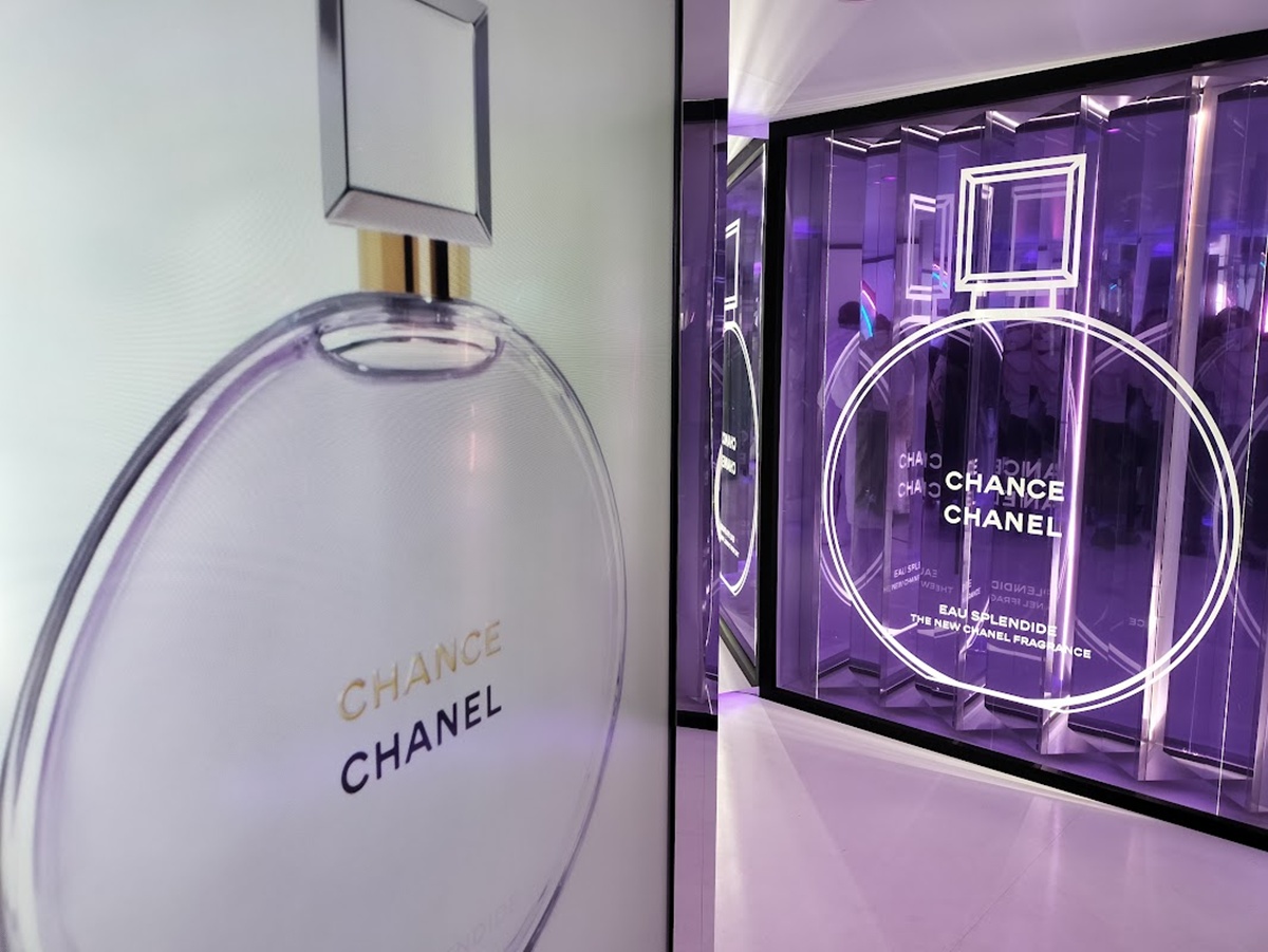 表参道のクロッシングパークで開催されているシャネルのポップアップ　会場内の映像にはBlackPinkのリサさんが登場