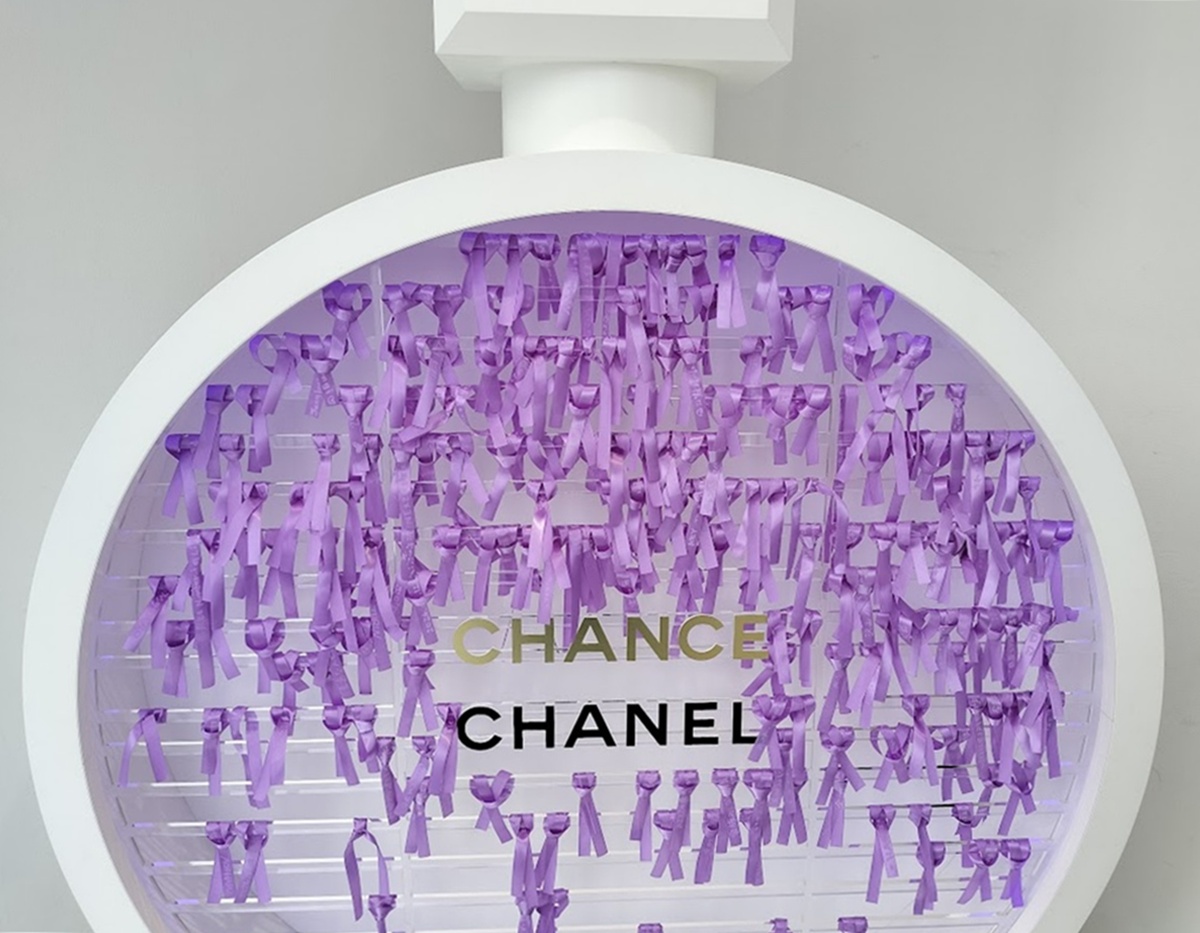 薄紫のリボンに願い事を書いて、シャネルの香水瓶に見立てたおみくじ結び！