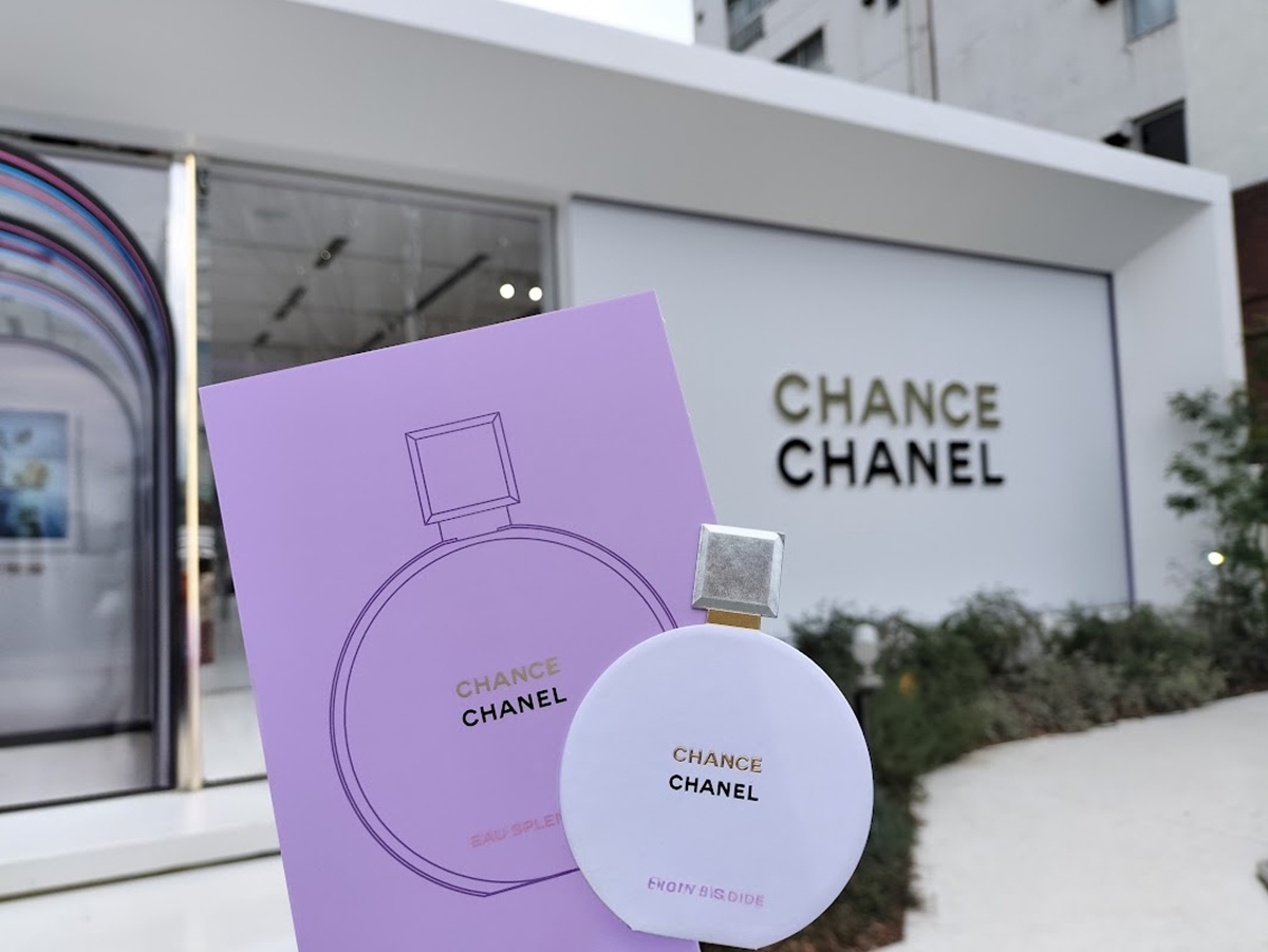 表参道Chanelイベントの外観ロゴとストリートで配られたイベント案内