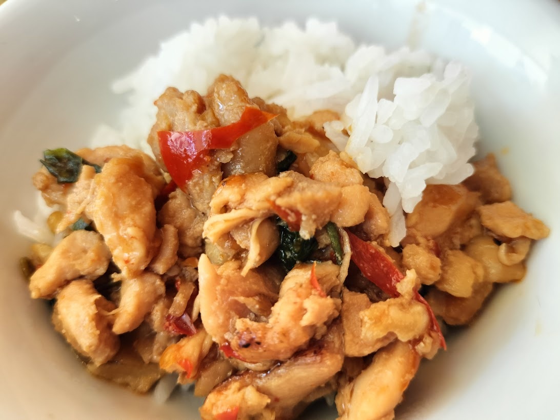 渋谷　カオサン食堂のランチメニュー　ミニガパオライス