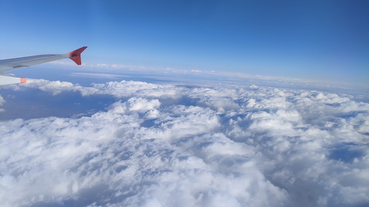 飛行機の窓から見た雲海と翼。人生棚卸しで振り返った旅の記憶を象徴する一枚